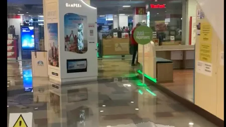 În urma ploilor, au căzut 40 mp de tavan, în Plaza România. ANPC i-a 