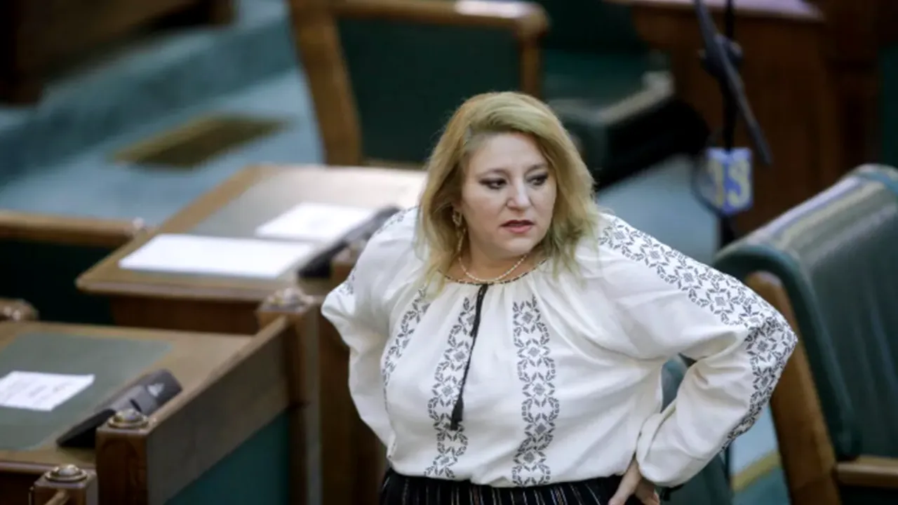 Susținători ai soțului Dianei Șoșoacă, amendați de jandarmi. Aceștia se adunaseră în fața Parchetului, unde bărbatul era audiat pentru ultraj