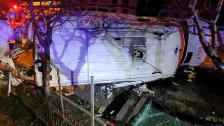 O femeie infectată cu COVID a murit după ce ambulanța care o transporta la spital s-a răsturnat (FOTO)