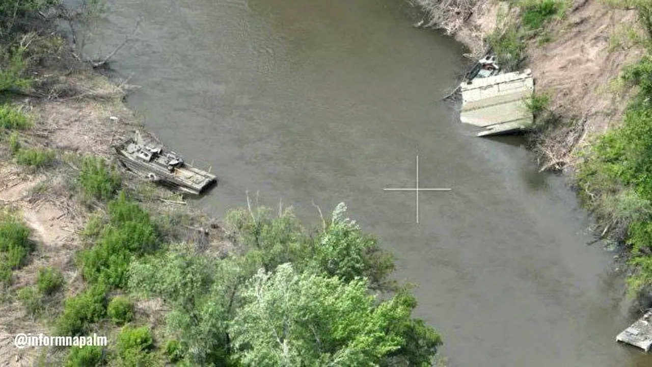 Traversare eșuată a unui râu din Ucraina pentru trupele rusești. Au încercat să treacă tancurile peste un pod de pontoane și au sfârșit prin a înota pentru a se salva