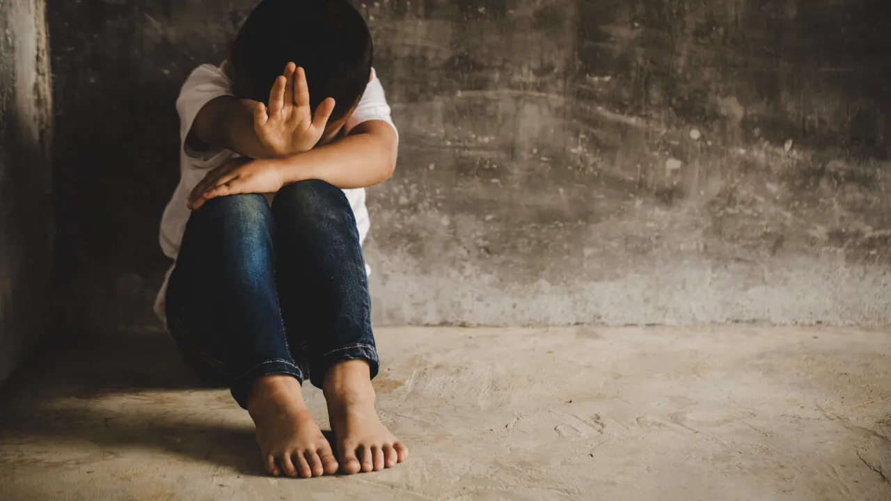 SINISTRU: O mamă și-a obligat fiicele minore să pozeze dezbrăcate şi apoi a trimis imaginile unor bărbaţi