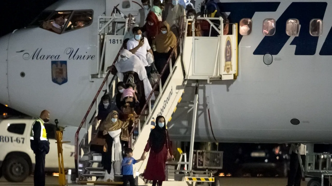 Afganii aduși în țară de MAE vor trăi în România cu 16 lei pe zi. Primesc 6 lei pentru mâncare și 10 lei bani de buzunar