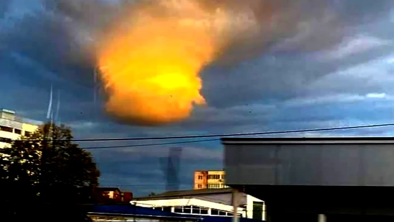 Un nor Cumulus a băgat frica în cetățenii din Iași. Oamenii au crezut că „pâlnia de pe cer“ anunță o tornadă