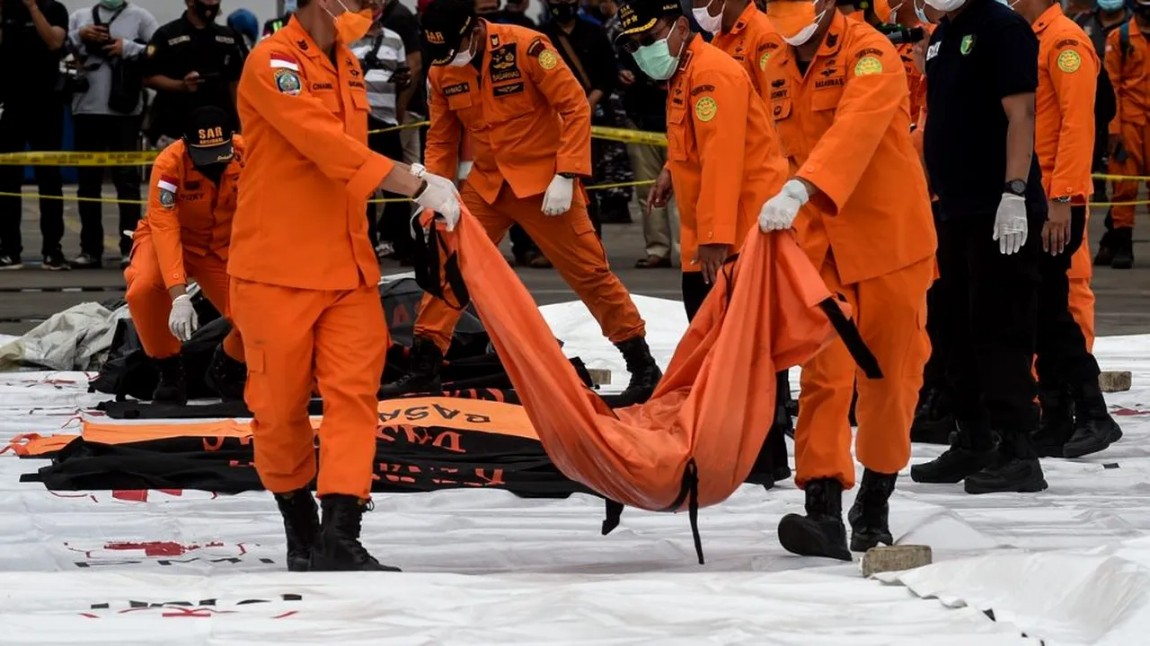 Autoritățile indoneziene au localizat cutiile negre ale avionului prăbușit! Rămășițe umane și bucăți de avion sunt în continuare recuperate din apă - FOTO