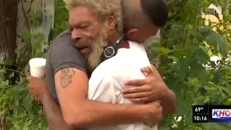 A trăit o viață pe străzi. După 37 de ani un tânăr s-a apropiat de el și l-a îmbrățișat. Ce surpriză a avut