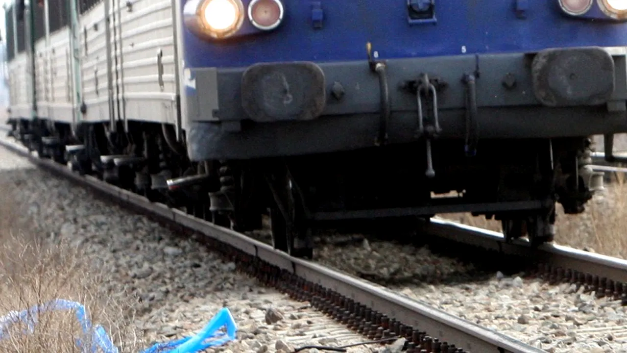 Un bărbat a murit după ce a căzut dintr-un tren care circula pe ruta Chitila-Săbăreni