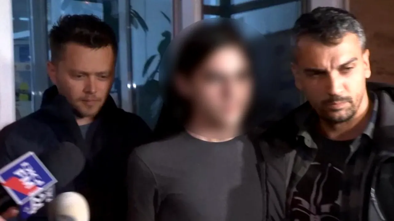 Elevul care și-a atacat profesoara cu un cuțit, ARESTAT PREVENTIV pentru 30 de zile. Procurori: „Și-a premeditat fapta”