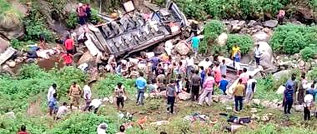 Accident autobuz prăbușire prăpastie Uttarakhand India 47 morți