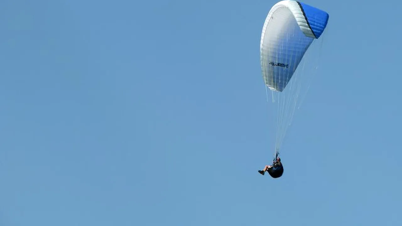 O femeie din Iași a fost rănită după ce a căzut cu parapanta de la 15 metri