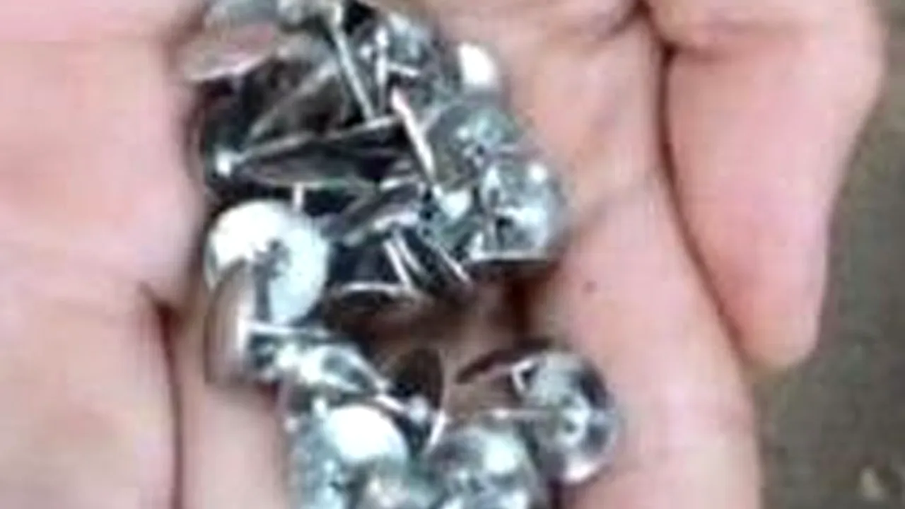 Copiii dintr-un cartier, terorizați cu ulei ars și pioneze. Părinții dau vina pe pensionarii deranjați de gălăgie