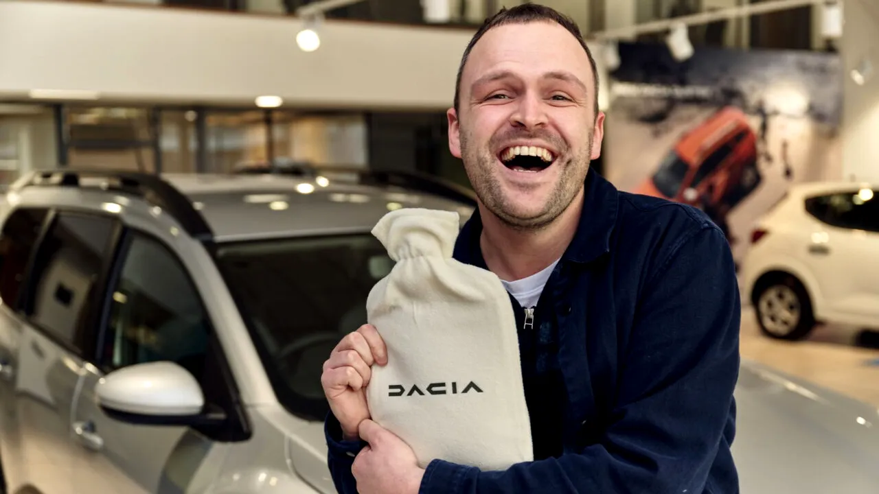 Dacia, ironii la adresa BMW. Oferă o ploscă cu apă caldă pentru încălzirea scaunelor