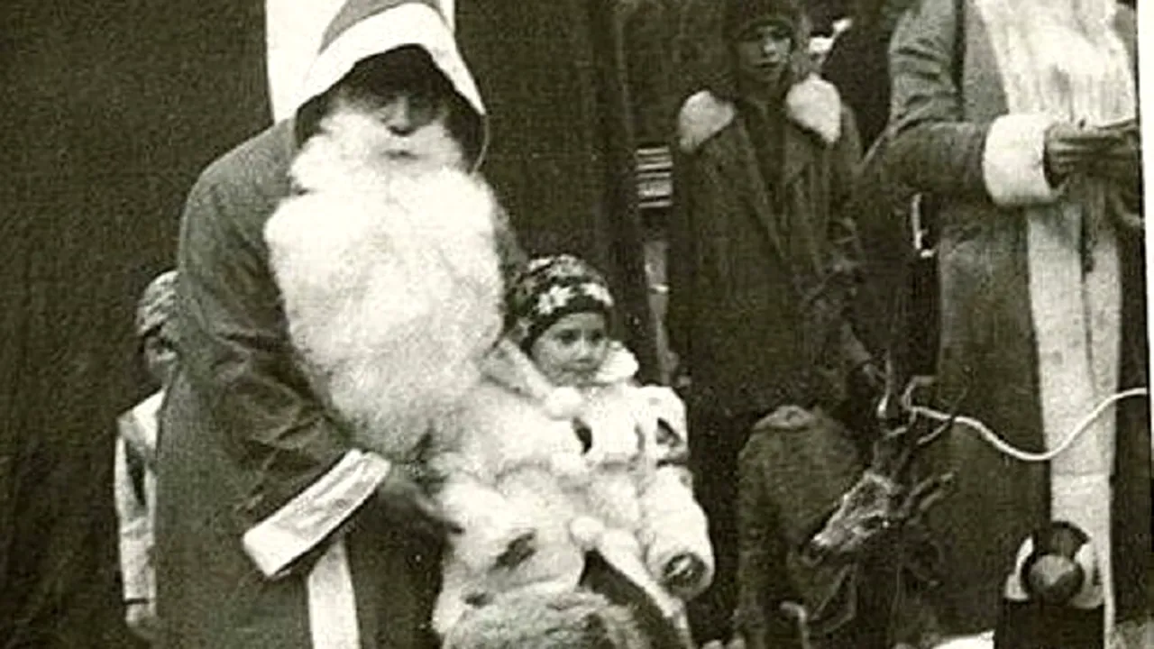 Cine e fetița din brațele lui Moș Gerilă?