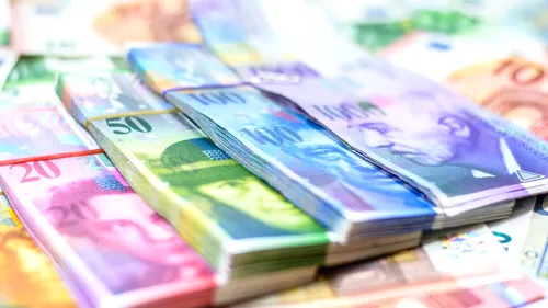 Românii cu credite în franci elvețieni ar putea primi înapoi banii din diferența de curs. Ce a decis o instanță din țară și care a fost reacția bancherilor