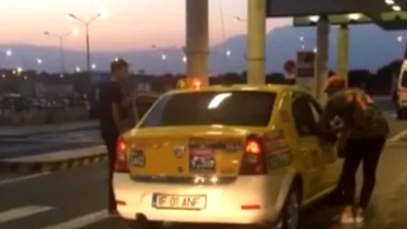 Doi turiști străini, pe punctul de a fi lăsați fără haine de un taximetrist care le-a cerut 