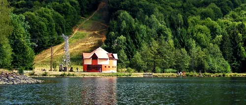 Stațiunea din România care face fotografia perfectă. Lacul de la poalele munților îi farmecă pe turiști