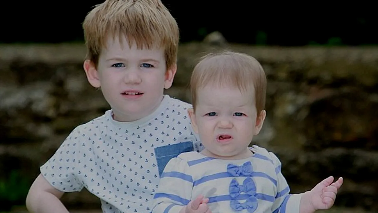 Sunt gemeni, deși s-au născut la trei ani distanță. „Nimeni nu crede că au fost concepuți în același timp