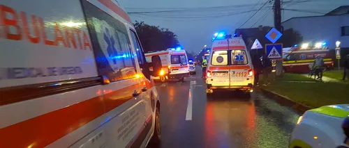 Plan roșu de intervenție la Arad. 23 de pasageri, implicați într-un accident grav: Un microbuz s-a ciocnit cu o mașină