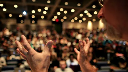 Jurnalismul se învață de la profesioniști, nu din manuale