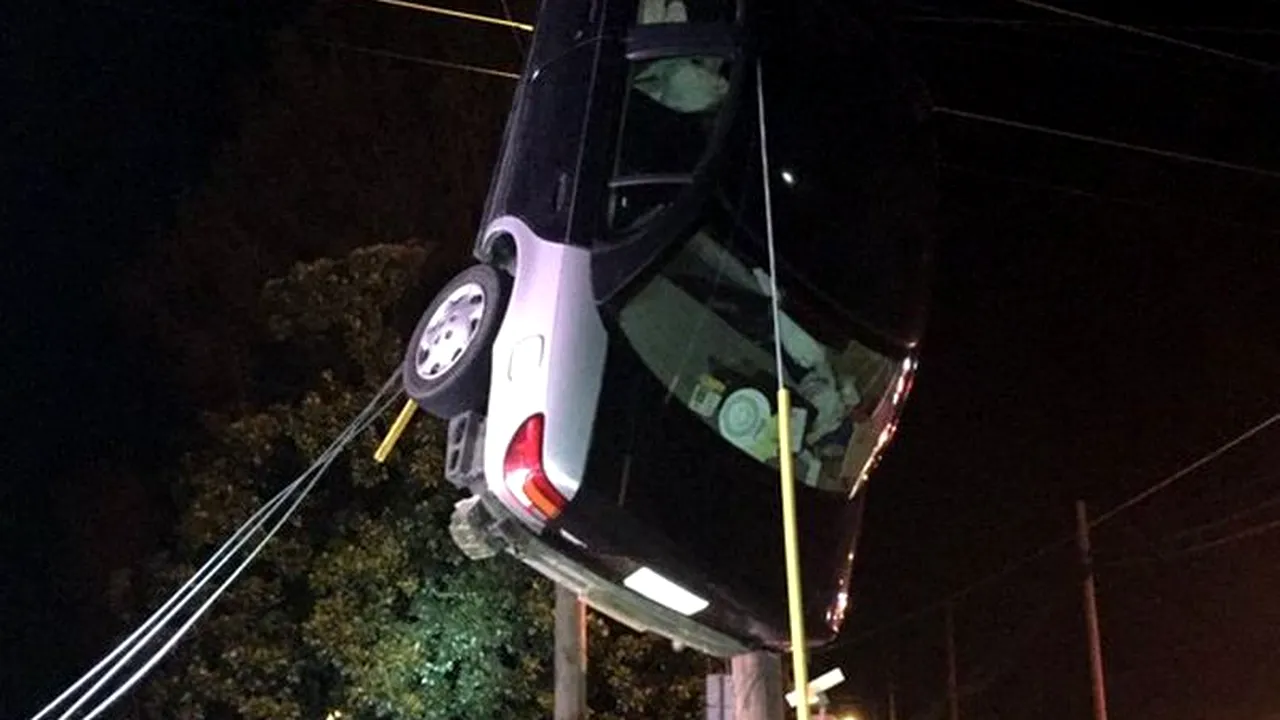 Cum a reușit o femeie să ajungă cu mașina pe un stâlp de înaltă tensiune. 