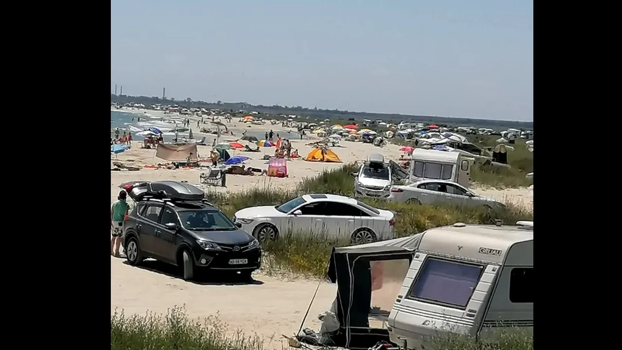 Amenzi usturătoare pentru camparea pe plajele de la Vadu și Corbu, după ce turiștii români au lăsat în urmă 700 de tone de gunoaie în ultimul sezon estival