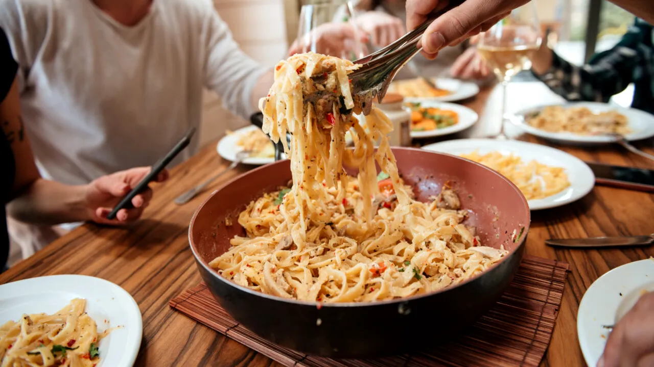 Când e bine să mănânci seara, ca să-ți reglezi METABOLISMUL. Poți să te odihnești mai bine și să ai o rutină mai sănătoasă