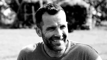 Tibi Ușeriu mai are 150 de kilometri până la finalul Yukon Arctic și are o degerătură la picior: „E frig, atât de frig încât fără foc simte că nu o mai scoate la capăt