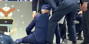 VIDEO | Un nou moment dificil pentru Joe Biden. Președintele american s-a împiedicat și a căzut în timp ce se afla pe o scenă