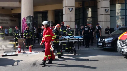 VIDEO | Un muncitor a murit carbonizat în timp ce lucra într-un canal lângă Biblioteca Centrală Universitară din Capitală / O a doua victimă, transportată la spital, cu atac de panică (UPDATE)