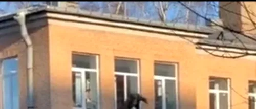 Evadare ca-n filme: Un deținut s-a aruncat pe geam ținând în brațe caloriferul de care era legat - VIDEO