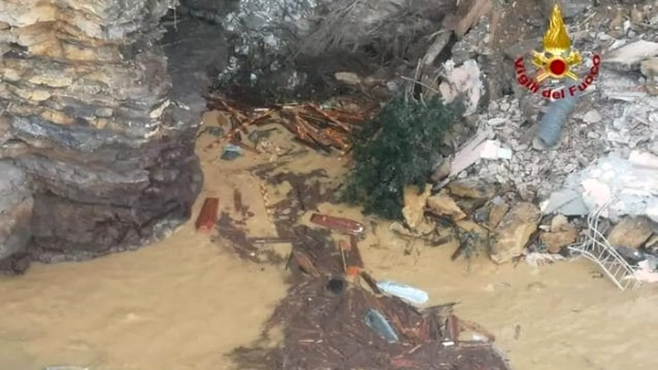 Alunecare de teren în Italia. Aproximativ 200 de sicrie au ajuns în Marea Mediterană