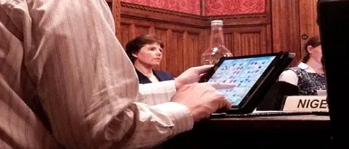 Deputat britanic surprins jucând ''Candy Crush Saga'' în timpul unei reuniuni parlamentare
