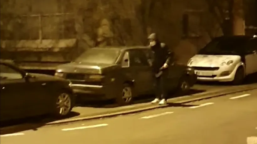 VIDEO. Otopeni: Doi tineri au fost reținuți după ce au distrus o mașină, aruncând în ea obiecte explozive