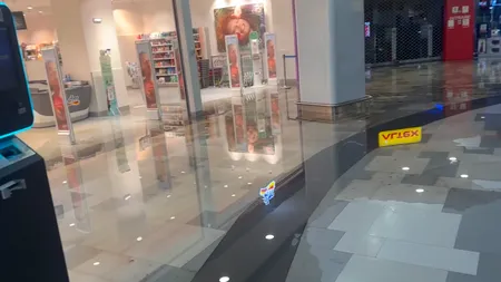 Mall-ul Plaza, EVACUAT complet după ce a fost inundat de ploaia torențială din Capitală
