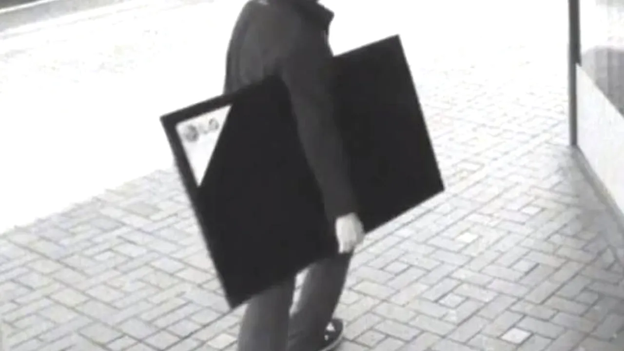 Un bărbat din Cluj care mergea pe stradă cu un televizor în brațe s-a întâlnit cu o patrulă de poliție. Ce a urmat