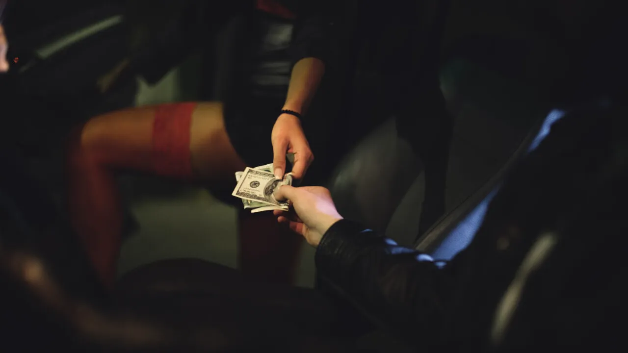 Judecătorii au obligat un proxenet din Galați să dea înapoi iubitei 133.000 de euro, după ce a forțat-o să se prostitueze