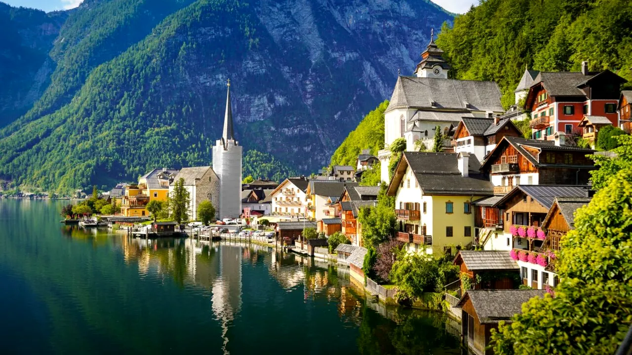 Hallstatt, orașul austriac care își ALUNGĂ turiștii. De ce autoritățile au blocat vederea spre Alpi