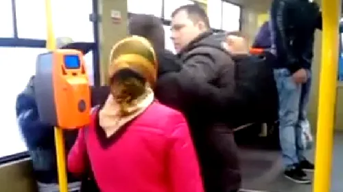 Doi controlori RATB se ceartă cu un tânăr fără bilet, iar unul dintre ei SARE LA BĂTAIE. Înregistrare din tramvaiul 1 din București