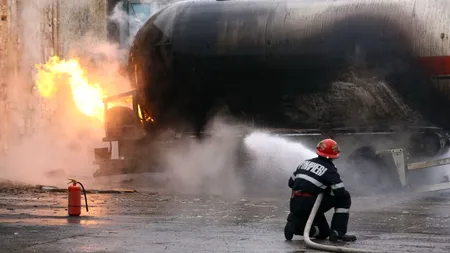 Argeș: Două cisterne cu combustibil și două TIR-uri au loc foc după ce una dintre cisterne a explodat. UPDATE