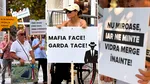 Protest la Garda Națională de Mediu, din cauza mirosurilor din sudul Capitalei. Oamenii scandează: ”Vrem aer curat, nu miros de levigat”