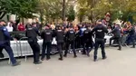 Susținătorii lui Călin Georgescu au încercat să rupă gardurile jandarmeriei atunci când acesta a fost adus la arestul central. O femeie a căzut în genunchi și a început să plângă