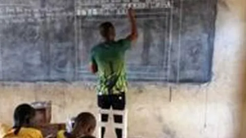 Un profesor din Ghana le predă elevilor informatica, deși nu dispune de un calculator. Ce reacții au stârnit fotografiile virale