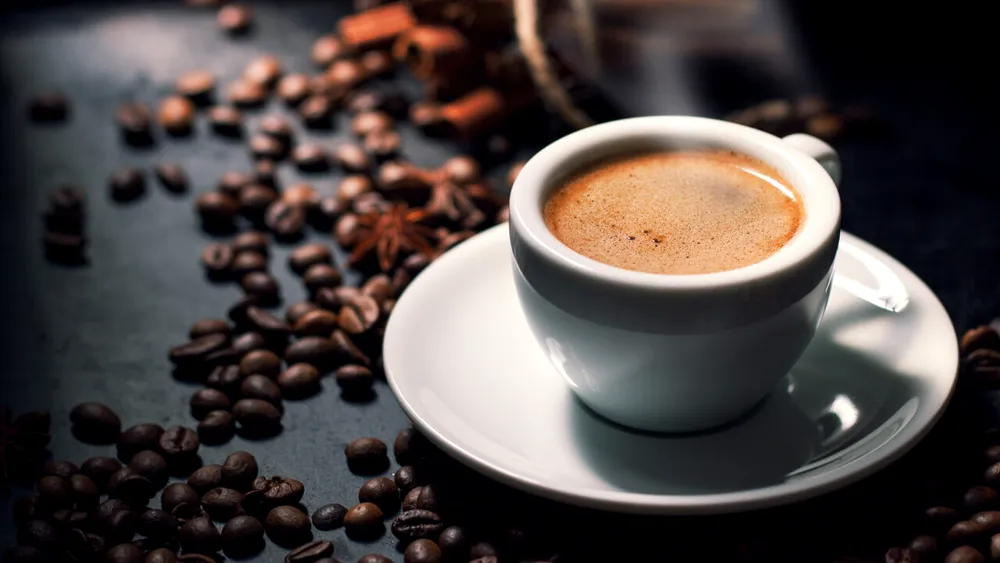 Ce se întâmplă dacă bei prea multă cafea? Limita zilnică explicată de un cardiolog