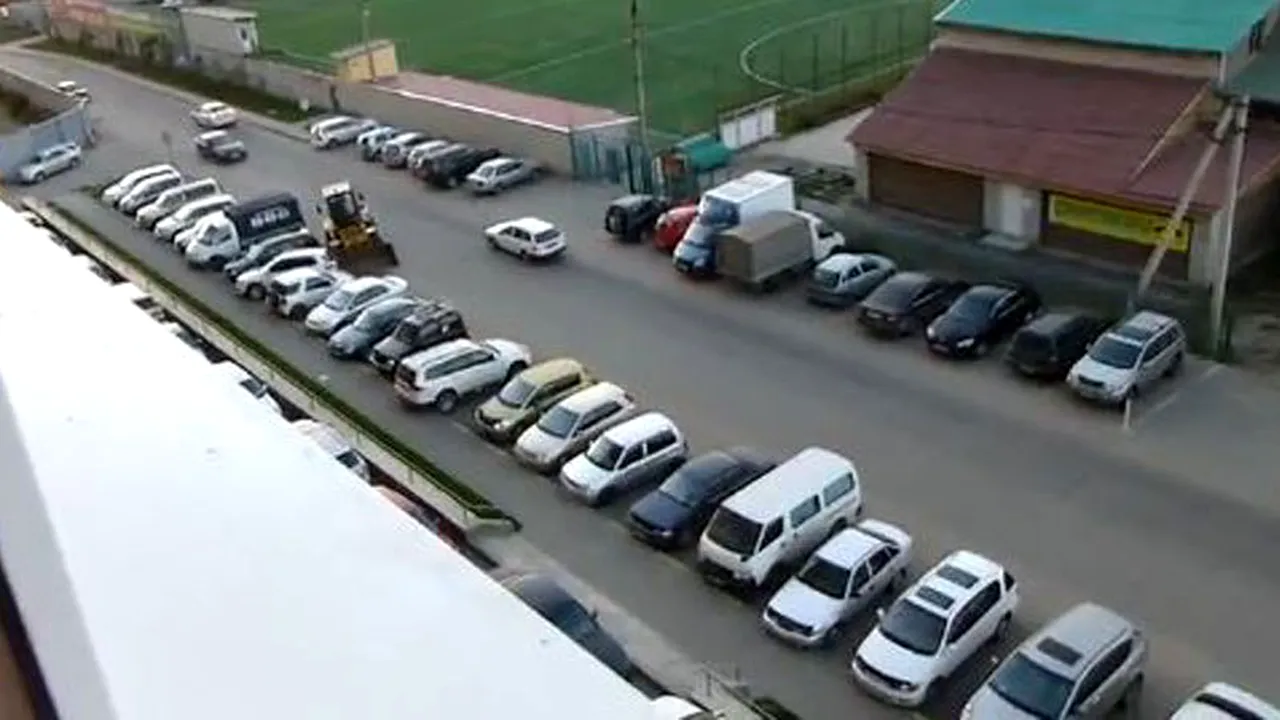 VIDEO. Dorel de Rusia. Câte mașini poate să distrugă un muncitor beat, la volanul unui buldozer?