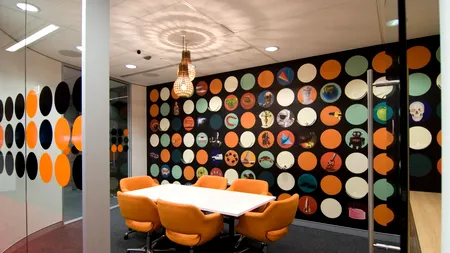 Acest șef de companie a lăsat doar șase scaune în sala de ședințe. Nimeni nu se aștepta ca schimbarea să aibă acest efect