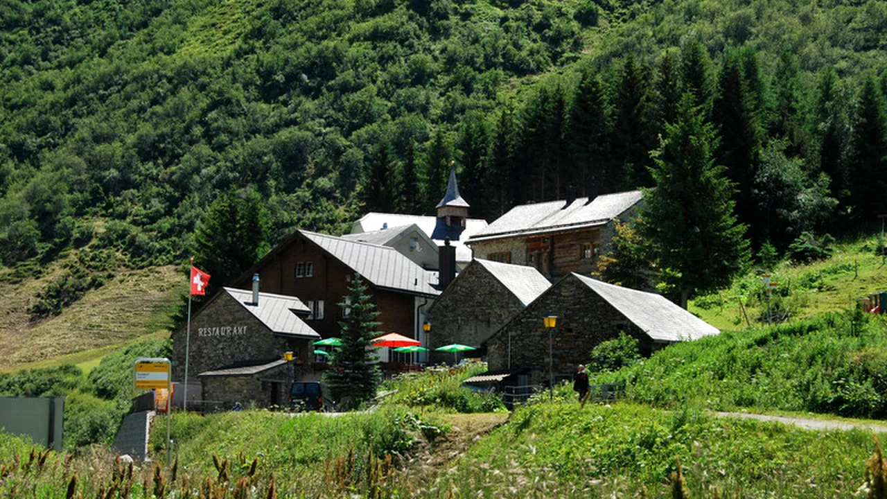 Cel mai mic sat din Elveția. Are o biserică din secolul XVIII, un restaurant și numai patru locuitori: „Turul satului durează două minute”