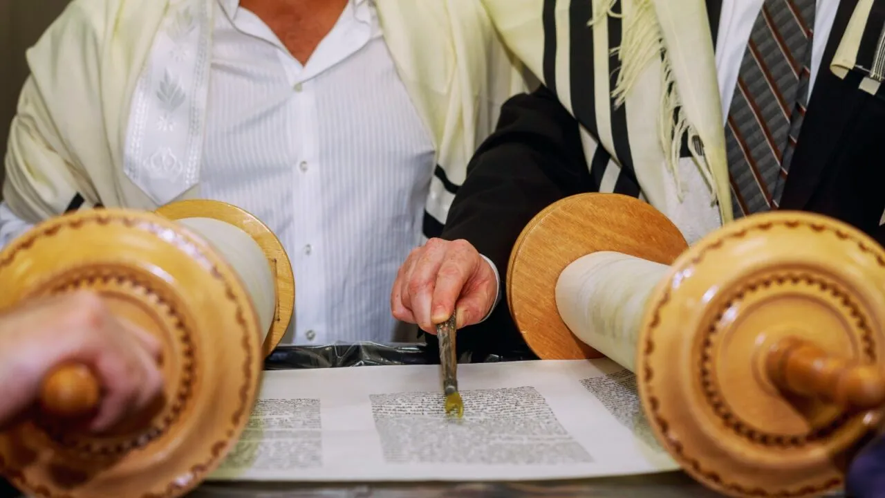 Un suedez a primit aprobarea să ardă Biblia și Tora în fața Ambasadei Israelului din Stockholm. Ce reacție a venit de la Tel Aviv