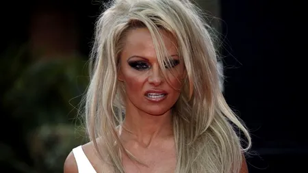 La 47 de ani, Pamela Anderson a pozat pentru un calendar video