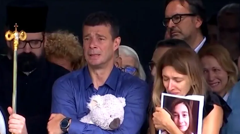 Imaginile durerii! Dragan Kobiljski, antrenorul de la SCM Zalău, strânge în brațe un urs de pluș. A fost al fiicei sale, ucise în atacul de la Belgrad