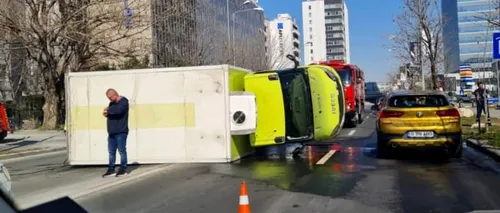 FOTO - VIDEO | Accident în Capitală. Un camion s-a răsturnat pe Calea Floreasca. O persoană a fost rănită