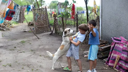 FOTOREPORTAJ. De 1 Iunie, doi copii au un vis: să mănânce o pizza și să vadă un parc: „Aș vrea și o shaorma, că nu am mâncat niciodată. Am văzut la televizor”